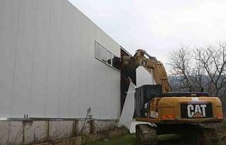 Nilüfer’de iki kaçak iş yeri yıkıldı