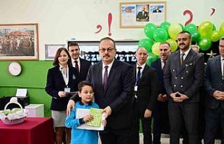 Öğrencilerin karnelerini Vali Canbolat verdi