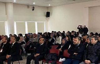 Öğrencilerinin hazırladığı şiir dinletisi büyük...