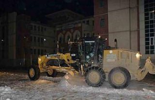 Okullarda kar temizliği yapılıyor