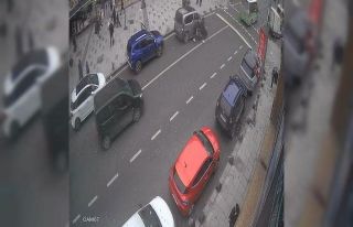 Ön kaldıran motosikletli park halindeki araca çarptı