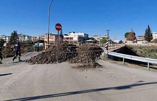 Ortasında delik oluşan köprü trafiğe kapatıldı