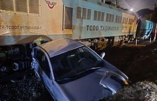 Osmaniye’de hemzemin geçitte tren ile otomobil...