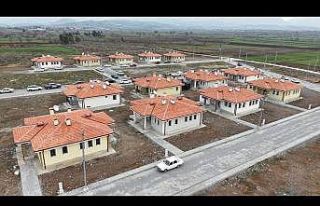 Osmaniye’de yapımı tamamlanan köy evleri hak...