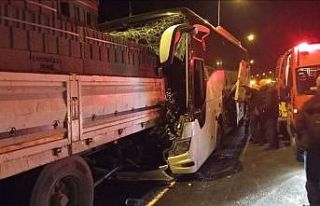 Otobüs ile tırın karıştığı kazada 1 kişi...
