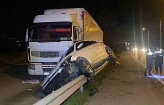 Otomobil bariyerlerde 15 metre sürüklenerek tıra...