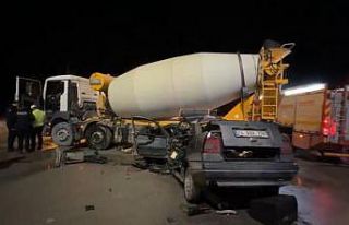 Otomobil beton mikserine çarptı: 1 yaralı
