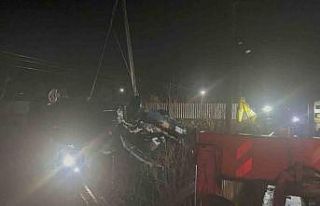 Otomobil çaya uçtu: Baba ve oğlu öldü