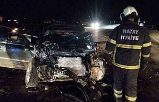 Otomobil ile minibüs kafa kafaya çarpıştı: 1...