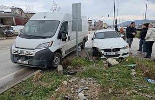 Otomobil ile minibüsün çarpıştığı kaza kamerada