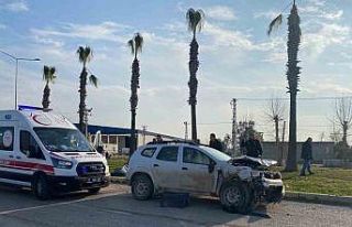 Otomobil ile üç tekerlekli motosiklet çarpıştı:...