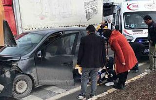 Otomobil, kırmızı ışıkta bekleyen tıra çarptı:...