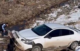 Otomobil köprüden dereye uçtu