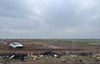 Otomobil tarlaya yuvarlandı, sürücü kazayı yara...