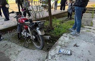 Otomobile çarpmamak için manevra yapan motosiklet...