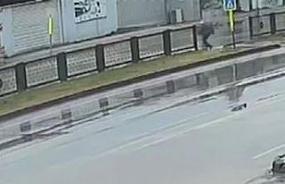 Otomobilin çarpması ile savrulan yaşlı adam hayatını...