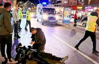 Otomobilin çarptığı motosiklet sürücüsü yaralandı