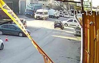 Otomobille çarpışan hafif ticari araç devrildi