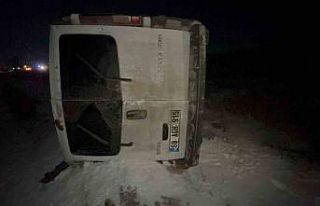 Otomobille çarpışan minibüs şarampole takla attı:...