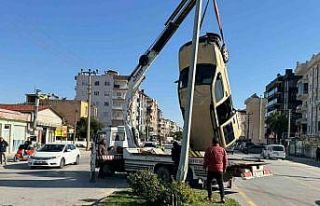 Otomobille çarpışan ticari araç takla attı: Kaza...