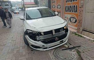 Otomobille motosikletin çarpışma anı kamerada:...