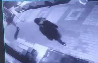 Otomobillerin aynalarını kırıp camlarını yumrukladılar,...