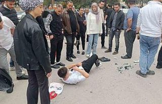 Otoparka dönen otomobil ile motosiklet çarpıştı:...