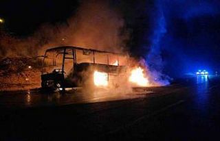 Otoyolda 39 yolcusu bulunan otobüs alev alev yandı