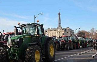 Paris’te çiftçilerden 350’den fazla traktörle...
