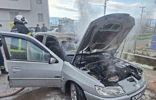 Park halindeki araç yanarak hurdaya döndü