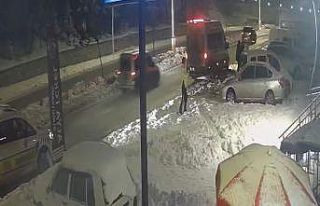 Park halindeki araçlara çarpıp kaçtı: o anlar...