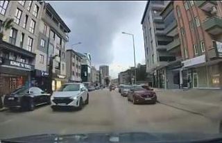 Park halindeki araçların arasından çıkan yayaya...