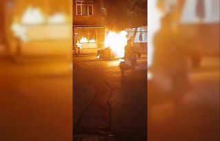 Park halindeki otomobil yandı, sahibi tarafından...