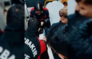 Parmağı zımbaya sıkışan genç için itfaiye...