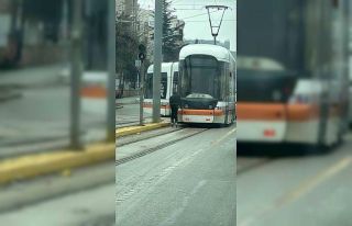 Patenli çocuk tramvayın arkasına tutunarak canını...