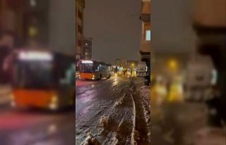 Pendik’te ekipler karları temizledi, lastiği uygun...