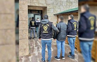Polis hapis cezalarıyla aranan 2 kişiyi yakaladı