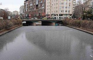 Porsuk Çayı’nın buz tutan yüzeyi çöple kaplanmaya...