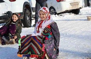 Poşet ve leğenle kayıyorlardı, kızak hediyesi...