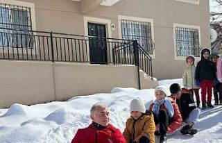 Poşetlerle kayarken sucuk mangala doydular