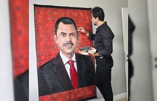 Ressam çift, Bakan Kurum’u halıya resmetti