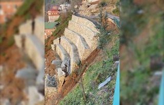 Rize’de istinat duvarı çöktü: 2 ev tedbir amaçlı...