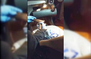 Ruhsatsız tabanca için aracına gizli bölme yapmış