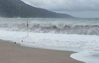 Sağanak yağış, Ölüdeniz’in rengini değiştirdi