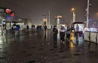 Sağanak yağışın etkili olduğu Taksim’de şimşekler...