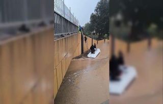 Sağanak yağmura servis aracında yakalananlar merdivenle...