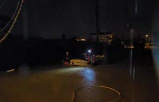 Sağanak yağmurun etkili olduğu Antalya’da mahsur...