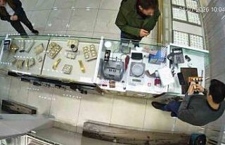 Sahte bilezikleri verip pazarlıkla fazla altın almak...