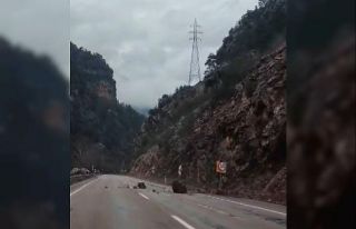 Saimbeyli’de yağışlar sonrası yola yine kaya...