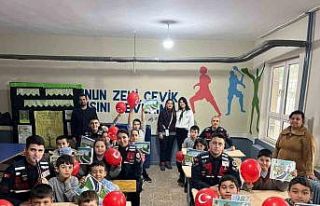 Salihli’de minik öğrenciler jandarmayı yakından...